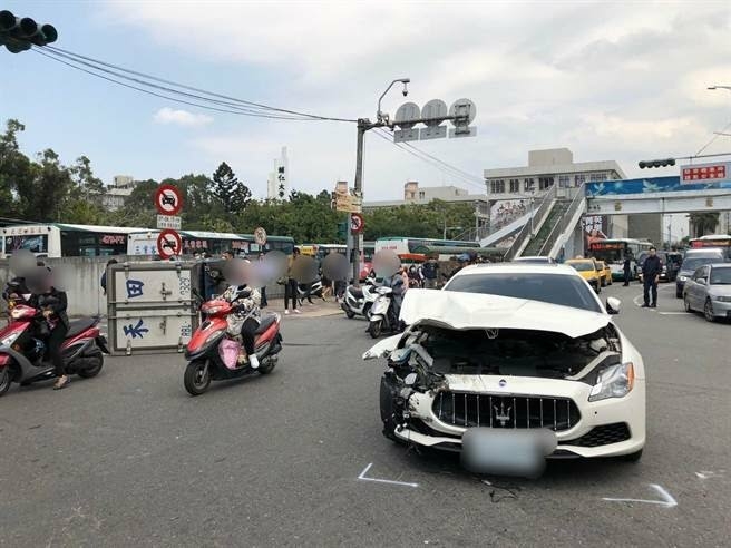 輔大學生開瑪莎拉蒂 校門口車禍車頭半毀