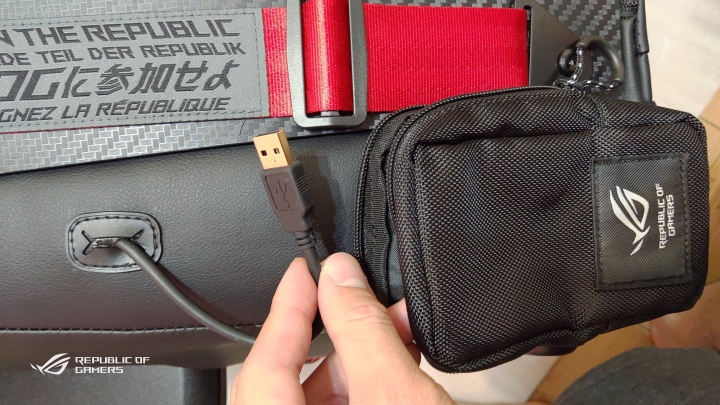 【ROG Chariot RGB SL300C】RGB電競椅（簡單開箱）