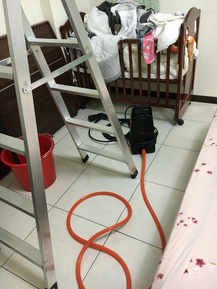日立13年冷氣 以掛洗方式 DIY 使用高壓沖水機清洗