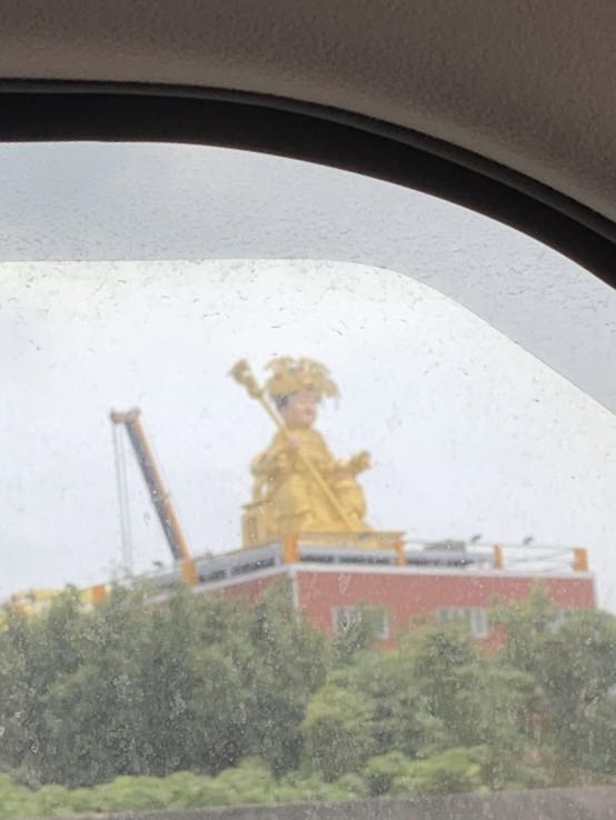 國道一號接近頭份有一尊女神明像