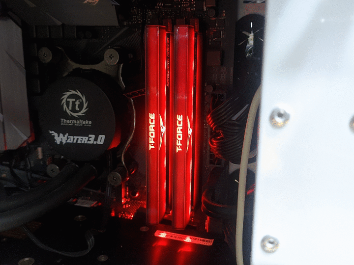 十銓 T-FORCE XTREEM ARGB DDR4 3600 8Gx2 C18 開箱測試 / 濺渡式鏡面、展現獨特 RGB 燈效