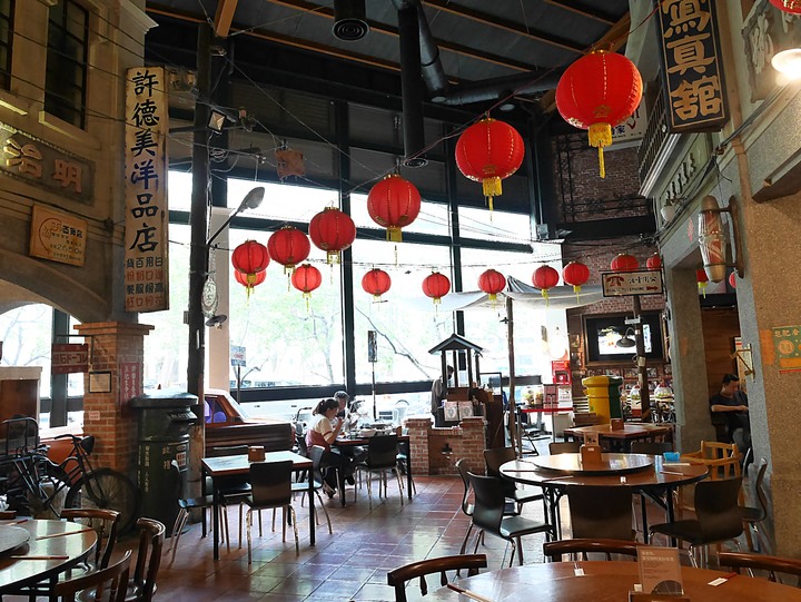 【是食記也是遊記】臺中市 北區 香蕉新樂園 — 營運了30年,即將畢業的臺灣懷舊餐廳