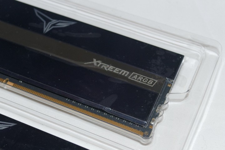 十銓 T-FORCE XTREEM ARGB DDR4 3600 8Gx2 C18 開箱測試 / 濺渡式鏡面、展現獨特 RGB 燈效