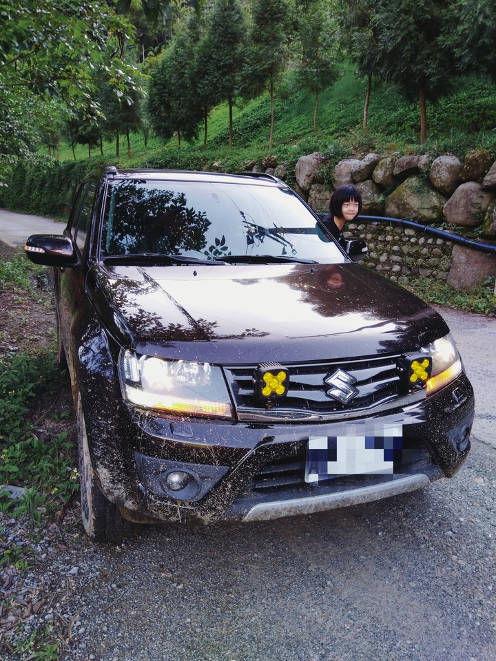 開四驅車就是要上山玩泥巴啊!