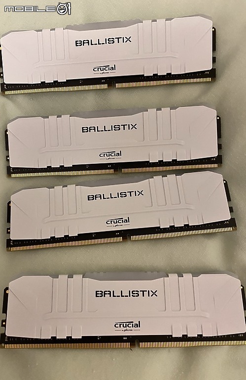 插好插滿 Crucial 美光 Ballistix 簡潔美型 DDR4 RGB