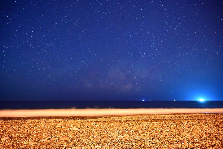 2020年5月14日晚上9:28在金崙大橋前海邊紀錄銀河季開始了，每天將提早約4分鐘出現。