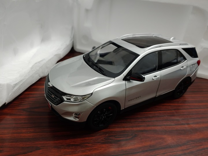 [開箱]1/18 CHEVROLET EQUINOX