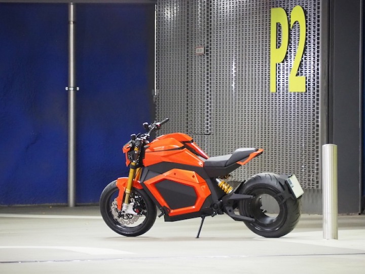 充飽電一次可騎 300 公里！芬蘭品牌電動機車售價能買一輛國產車