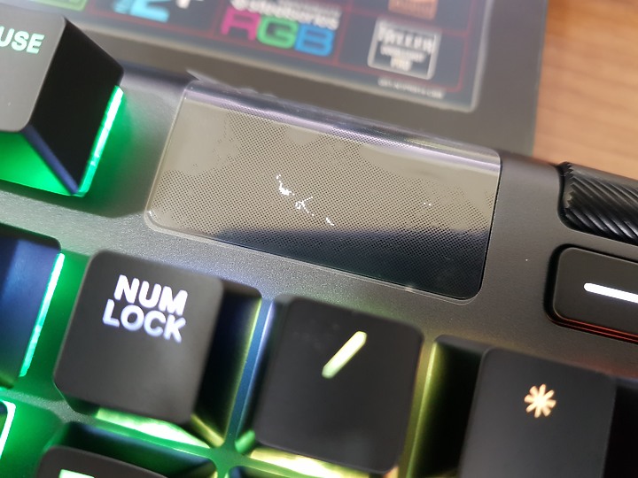 「小亞開箱」Steelseries APEX 5 混和青軸，OLED秀出圖特風格