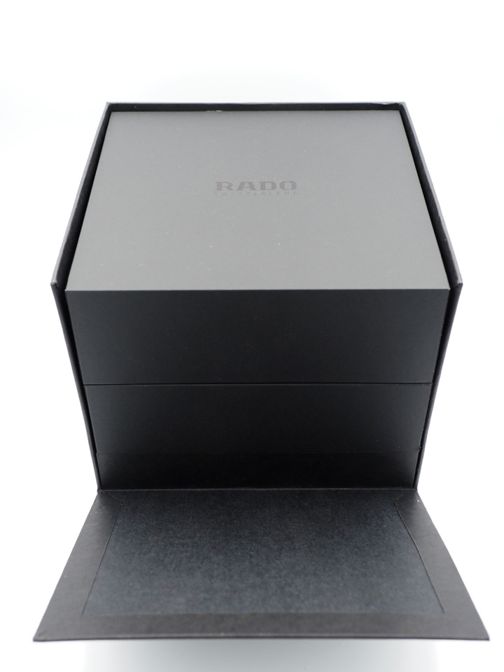 一窺極簡美學的 Rado True Secret 機械腕錶(開箱)