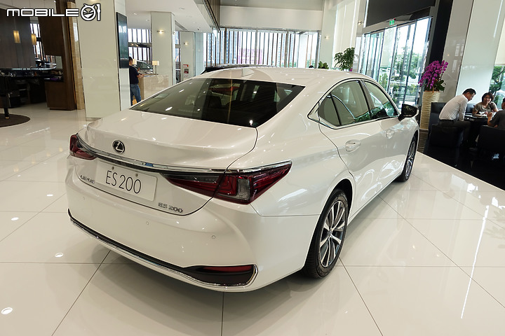 日德倆系的各自浪漫 - Lexus ES300h & M.Benz E-Class 試駕心得