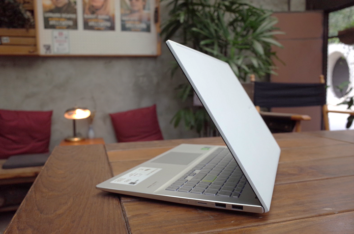ASUS VivoBook S533 15.6吋 幻彩白,白色控必敗款開箱分享!