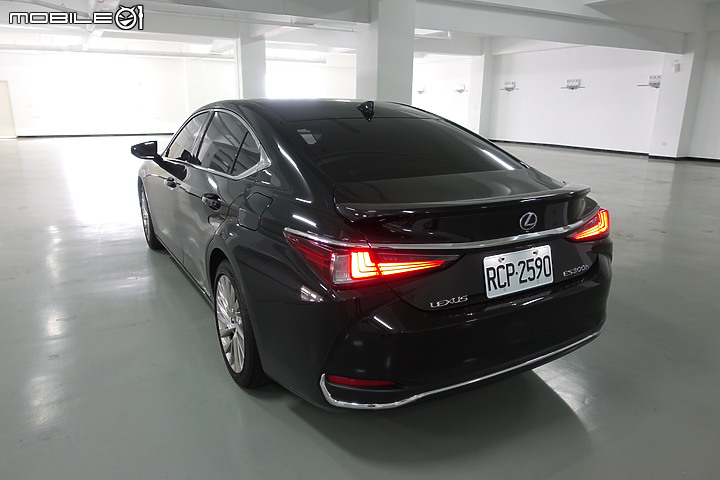 日德倆系的各自浪漫 - Lexus ES300h & M.Benz E-Class 試駕心得