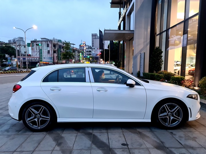 點我看大圖 黃袍加身!賓士稀有色「陽光黃」AMG Line套件的A180運動版!