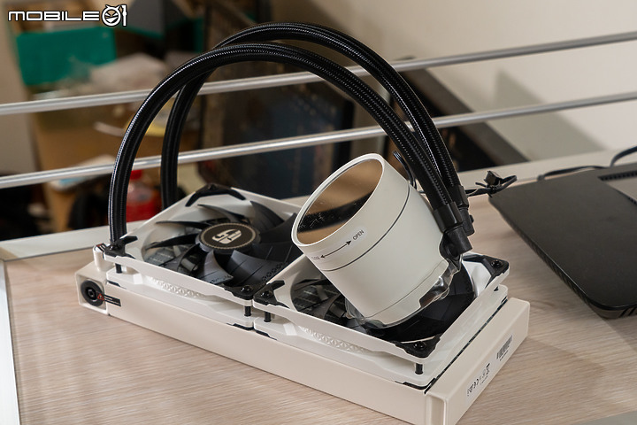 點我看大圖 阻斷夏日炎熱的白色沁涼 DeepCool Gamer Storm Castle 240EX White