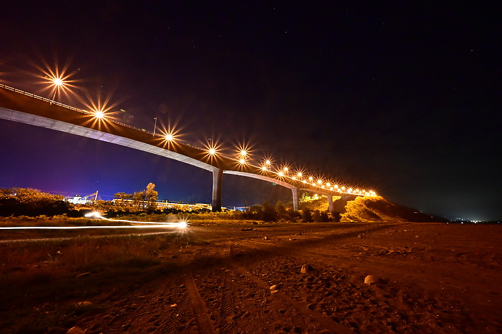 2020年5月14日晚上9:28在金崙大橋前海邊紀錄銀河季開始了，每天將提早約4分鐘出現。