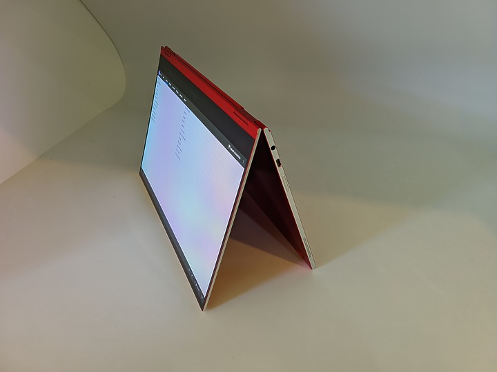 [開箱]三星Galaxy ChromeBook精美紅色機