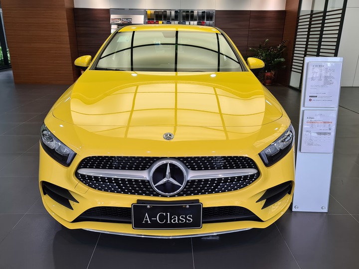 點我看大圖 黃袍加身!賓士稀有色「陽光黃」AMG Line套件的A180運動版!