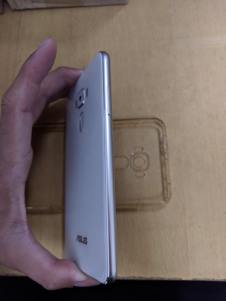 點我看大圖 ASUS ZENFONE 3疑似電池膨脹撐開玻璃背蓋