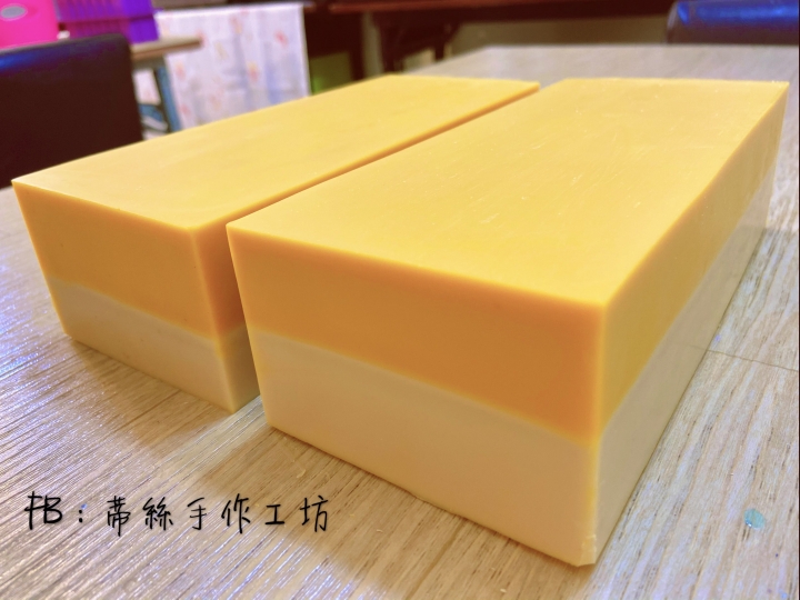 2n手工皂就是2款皂款的結合，也就是2款皂款配方互相互補，以達到更有效的清潔作用～