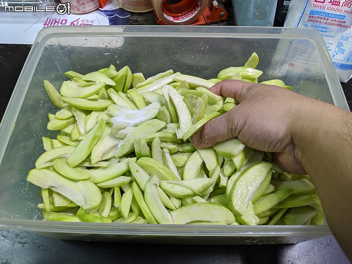 春末夏初就是青芒果的季節,動手來做芒果青吧~~