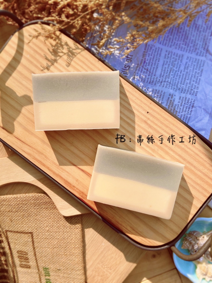 2n手工皂就是2款皂款的結合，也就是2款皂款配方互相互補，以達到更有效的清潔作用～