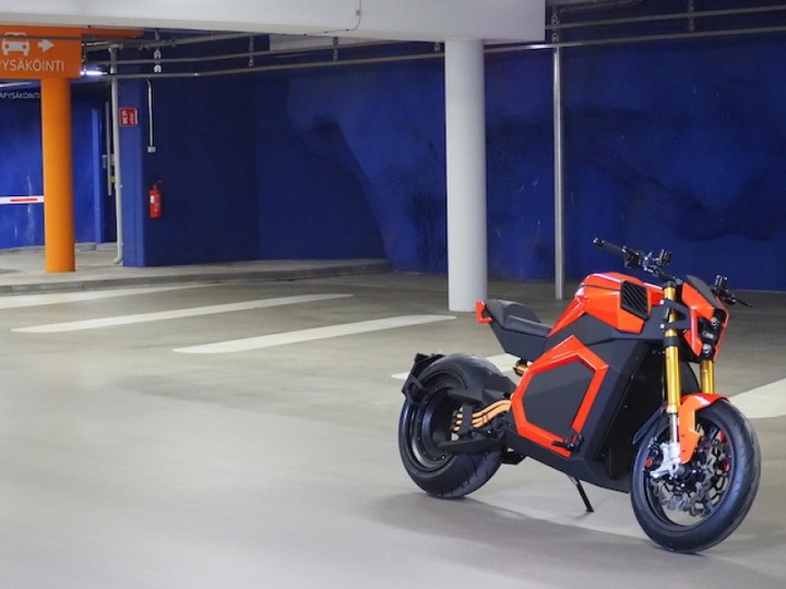充飽電一次可騎 300 公里！芬蘭品牌電動機車售價能買一輛國產車