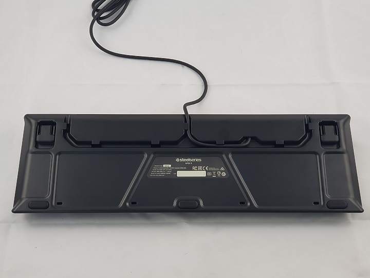 「小亞開箱」Steelseries APEX 5 混和青軸，OLED秀出圖特風格