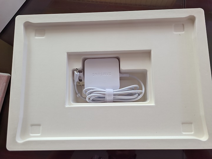 [開箱]三星Galaxy ChromeBook精美紅色機