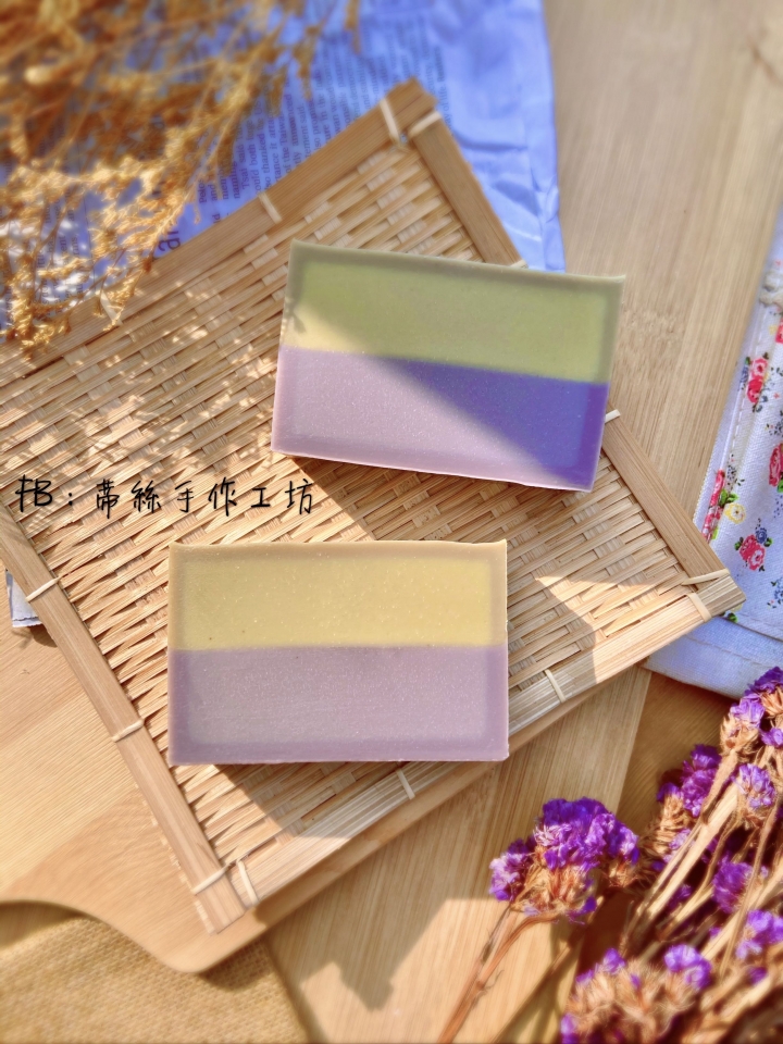 2n手工皂就是2款皂款的結合，也就是2款皂款配方互相互補，以達到更有效的清潔作用～