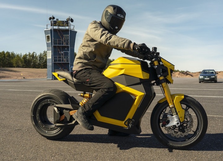 充飽電一次可騎 300 公里！芬蘭品牌電動機車售價能買一輛國產車