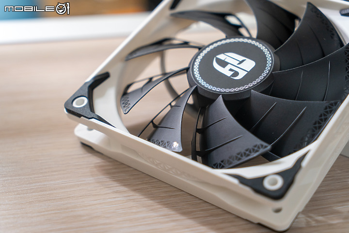 點我看大圖 阻斷夏日炎熱的白色沁涼 DeepCool Gamer Storm Castle 240EX White
