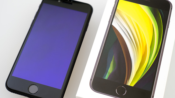 iPhone SE2 in STC 4.7吋螢幕保護貼 3D 9H抗藍光、QLA無線充電盤 開箱