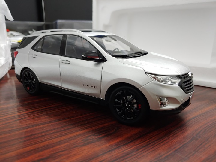 [開箱]1/18 CHEVROLET EQUINOX