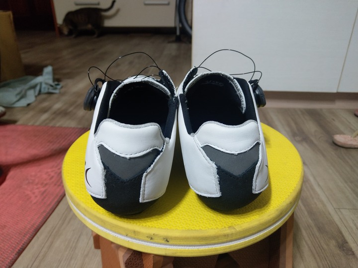 （安全帽，卡鞋，坐墊）人身部品不專業開箱......