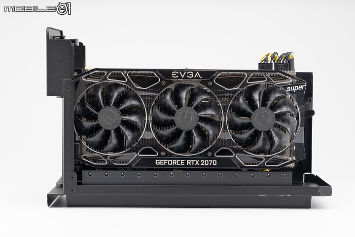 Razer Core X Chroma Thunderbolt 3 eGPU 讓筆電輕鬆擁有桌機效能！