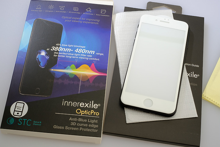 iPhone SE2 in STC 4.7吋螢幕保護貼 3D 9H抗藍光、QLA無線充電盤 開箱