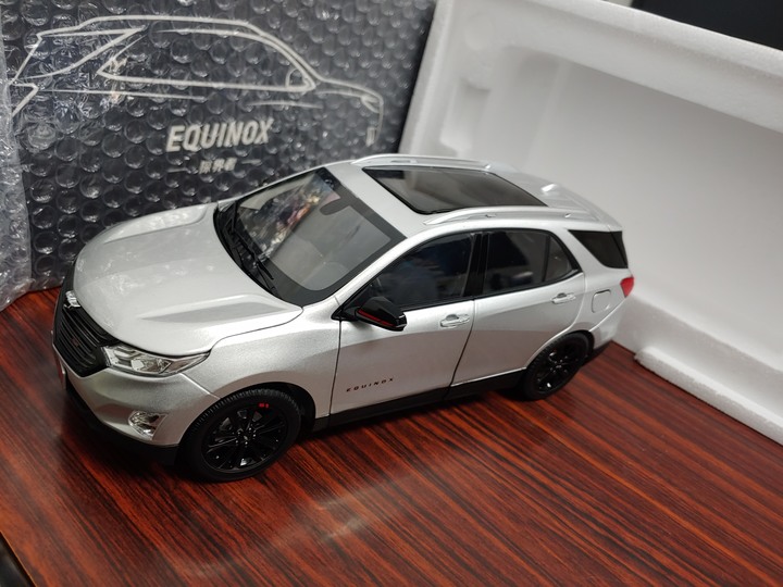[開箱]1/18 CHEVROLET EQUINOX