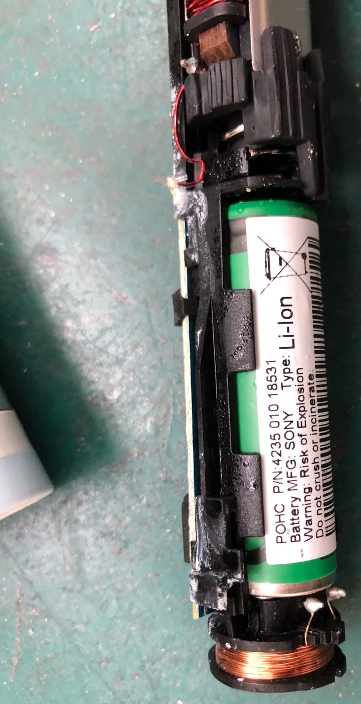 [更新] 飛利浦電動牙刷 HX6930 半年就壞了 (看起來還有2格電，電池沒壞)