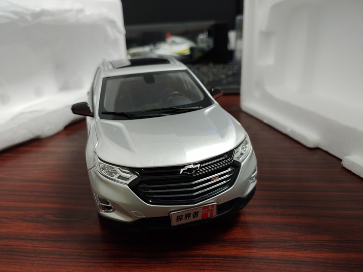 [開箱]1/18 CHEVROLET EQUINOX
