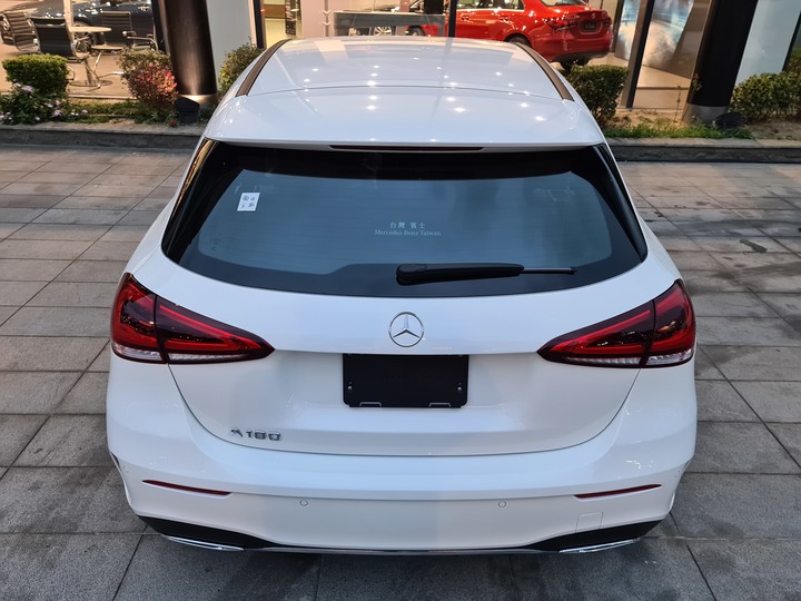 點我看大圖 黃袍加身!賓士稀有色「陽光黃」AMG Line套件的A180運動版!