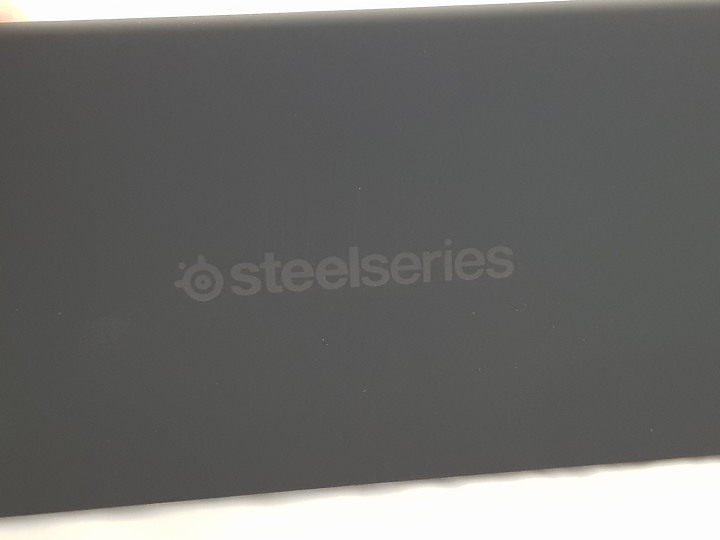 「小亞開箱」Steelseries APEX 5 混和青軸，OLED秀出圖特風格