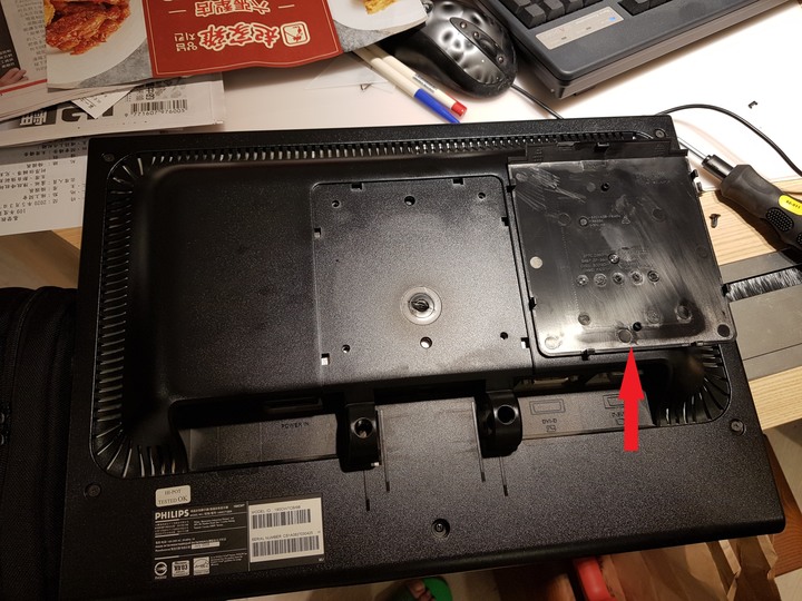 Philips 190CW7CB/96 也支援VESA鎖孔(100x100)