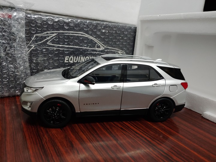 [開箱]1/18 CHEVROLET EQUINOX