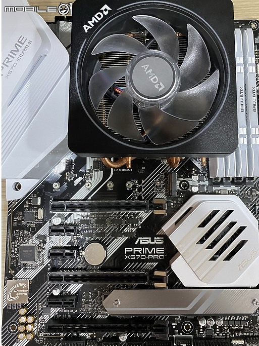 插好插滿 Crucial 美光 Ballistix 簡潔美型 DDR4 RGB
