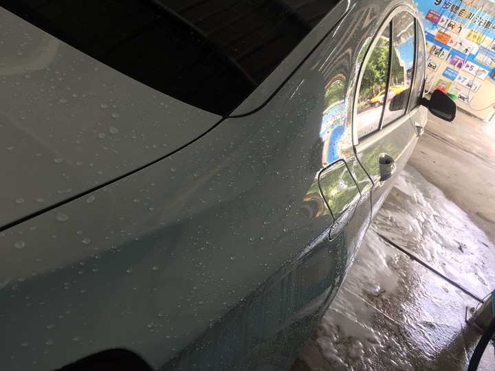 ［BMW 7系列］鍍膜分享 5年的白車鍍完還是一樣亮11
