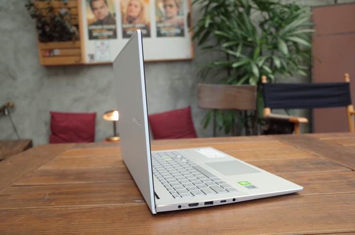 ASUS VivoBook S533 15.6吋 幻彩白,白色控必敗款開箱分享!