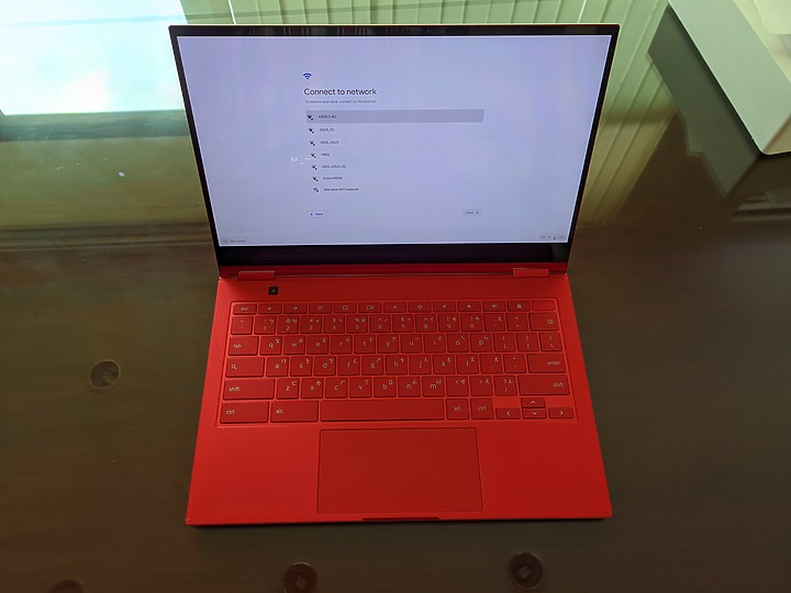 [開箱]三星Galaxy ChromeBook精美紅色機