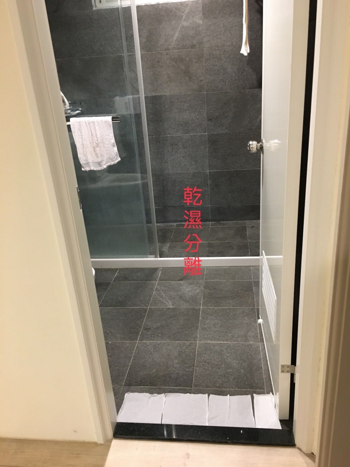 浴室門檻漏水影響到木地板