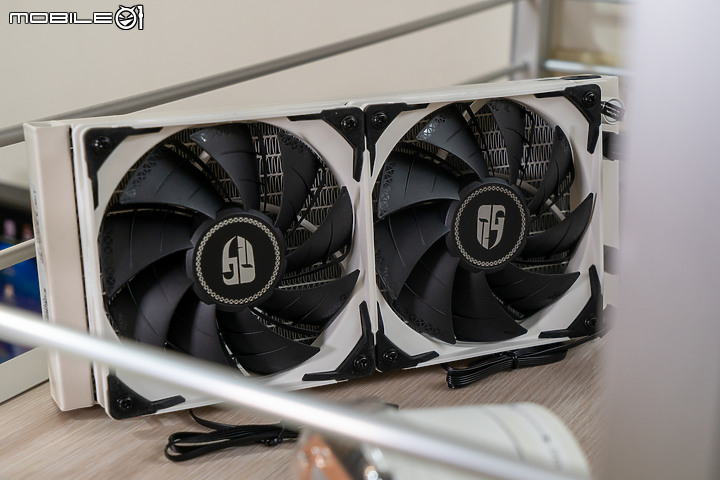 點我看大圖 阻斷夏日炎熱的白色沁涼 DeepCool Gamer Storm Castle 240EX White